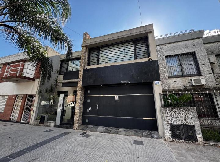 Casa · 180m² · 4 Ambientes · 2 Cocheras