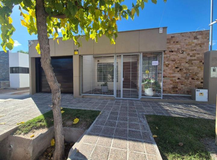 Casa · 168m² · 6 Ambientes · 2 Cocheras