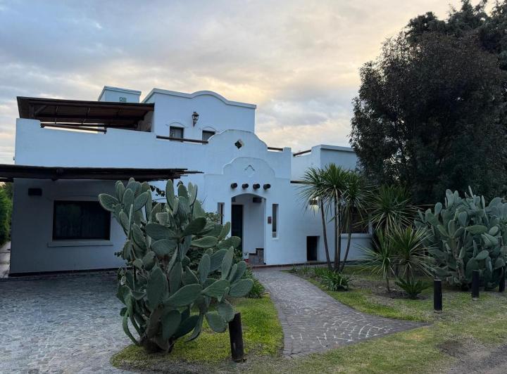 Casa · 164m² · 5 Ambientes · 6 Cocheras