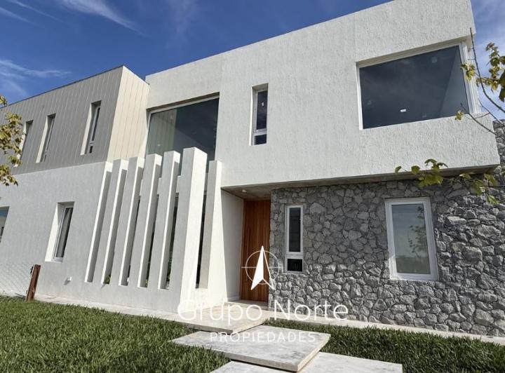 Casa · 250m² · 6 Ambientes · 1 Cochera