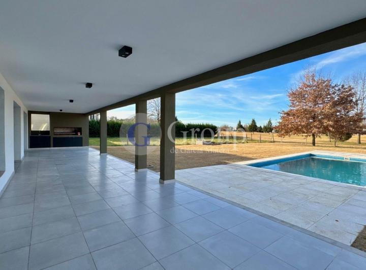 Casa · 291m² · 5 Ambientes · 4 Cocheras