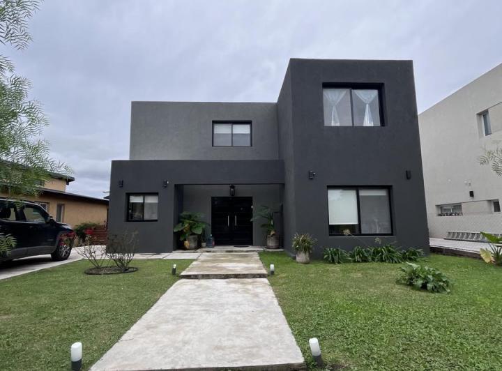 Casa · 178m² · 5 Ambientes · 2 Cocheras