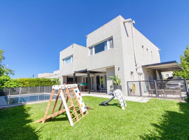 Casa · 358m² · 7 Ambientes · 3 Cocheras