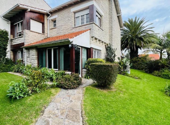 Casa · 390m² · 5 Ambientes · 7 Cocheras