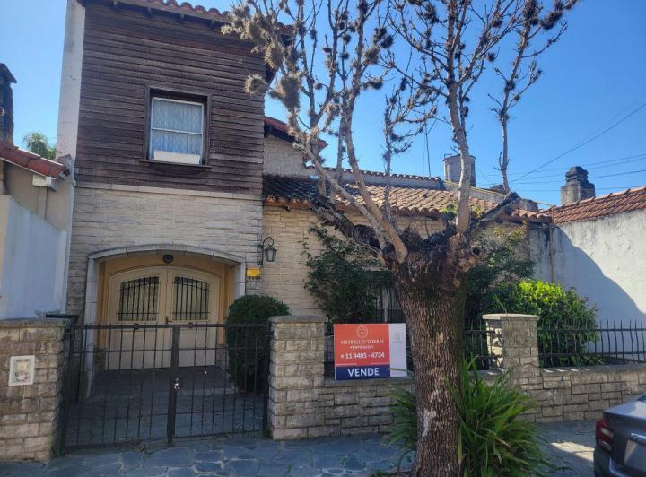Casa · 250m² · 6 Ambientes · 1 Cochera
