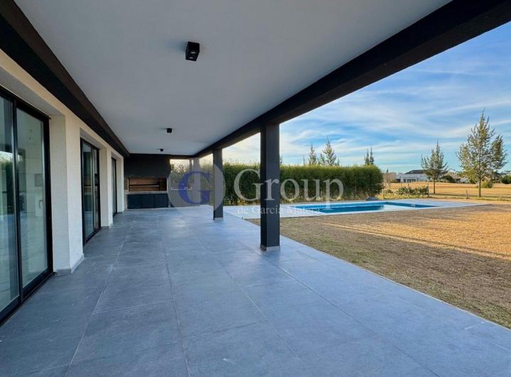 Casa · 310m² · 5 Ambientes · 1 Cochera