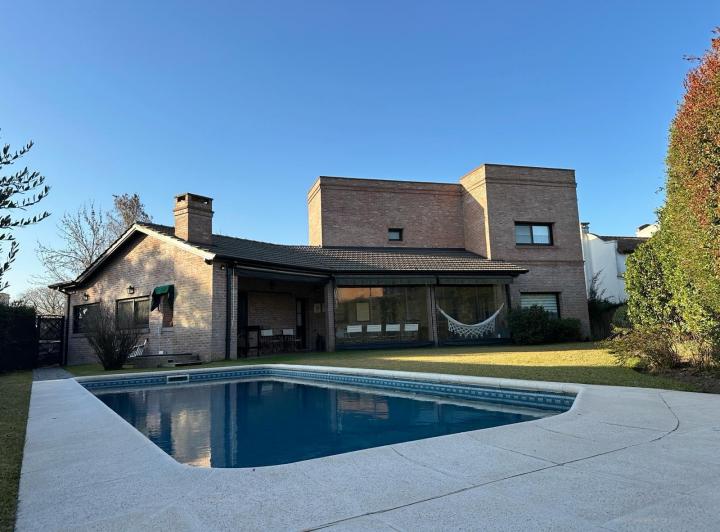 Casa · 180m² · 5 Ambientes · 4 Cocheras