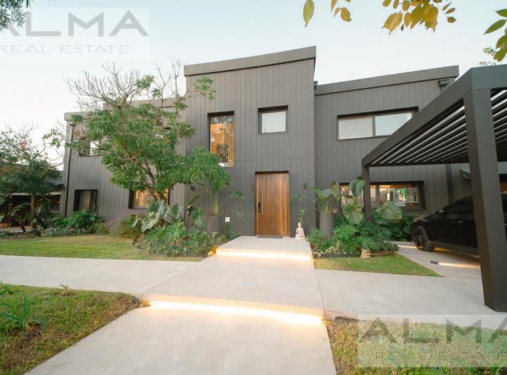 Casa · 305m² · 7 Ambientes