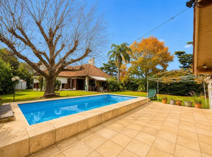 Casa · 250m² · 6 Ambientes · 3 Cocheras