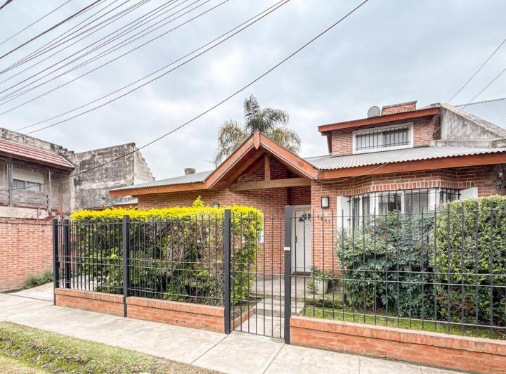 Casa · 141m² · 5 Ambientes · 2 Cocheras