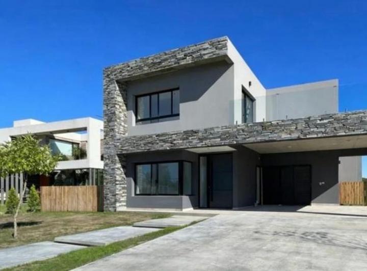 Casa · 218m² · 5 Ambientes · 2 Cocheras