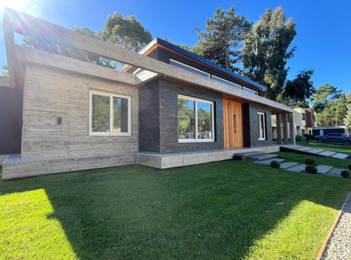 Casa · 210m² · 4 Ambientes · 1 Cochera