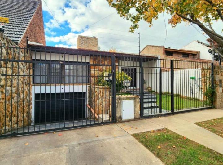 Casa · 221m² · 4 Ambientes · 2 Cocheras