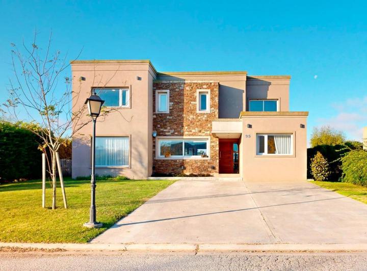 Casa · 220m² · 6 Ambientes