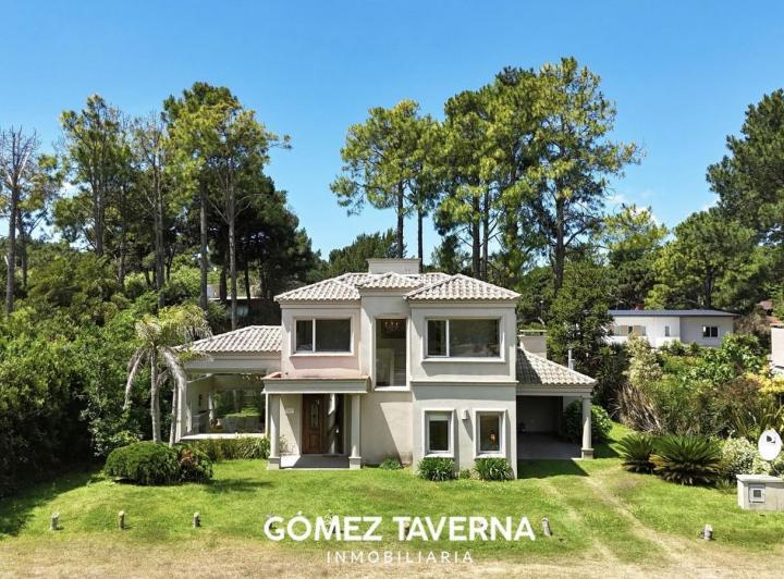Casa · 220m² · 5 Ambientes · 1 Cochera