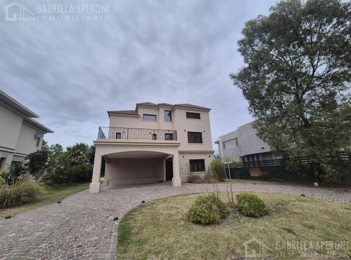 Casa · 800m² · 5 Ambientes · 2 Cocheras