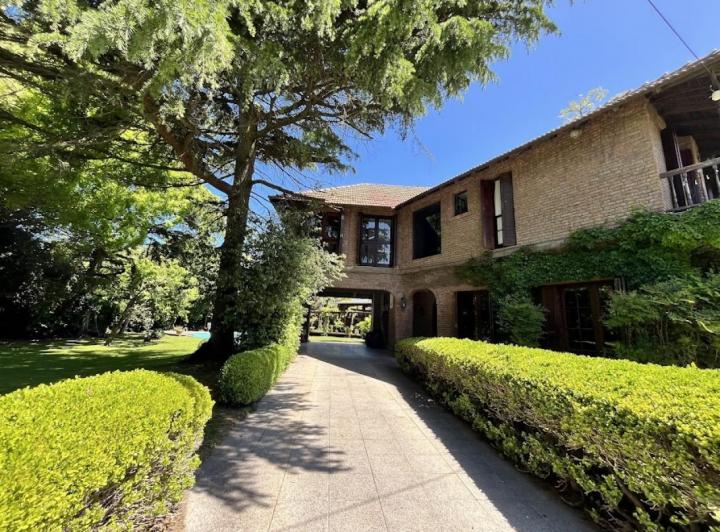 Casa · 380m² · 6 Ambientes · 1 Cochera