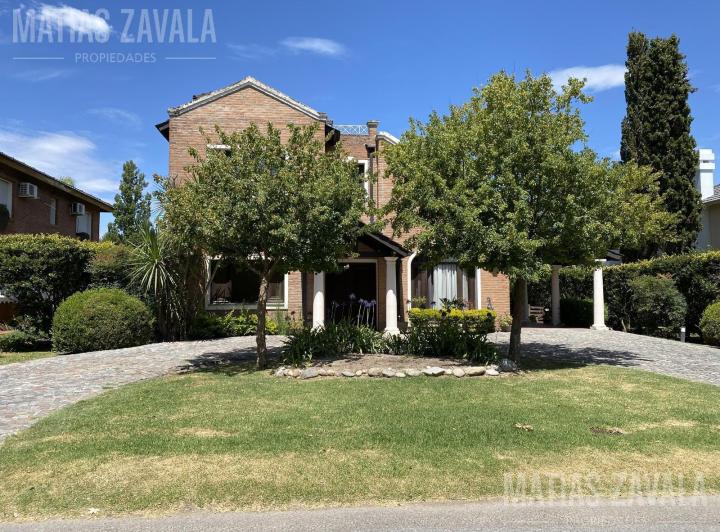 Casa · 265m² · 4 Ambientes · 2 Cocheras
