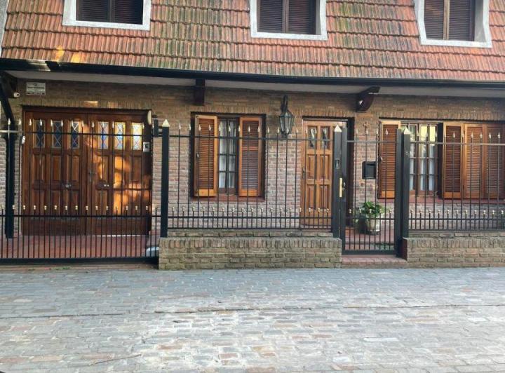 Casa · 300m² · 8 Ambientes · 3 Cocheras