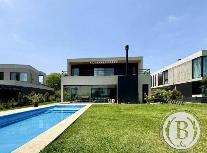 Casa · 350m² · 5 Ambientes · 1 Cochera