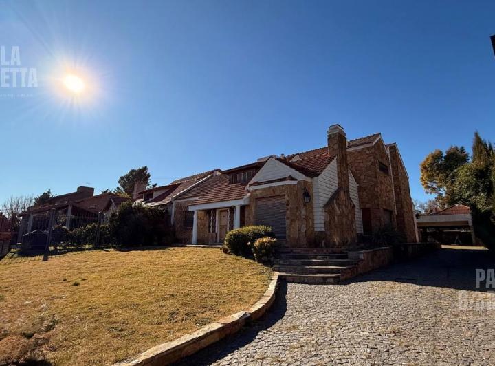 Casa · 372m² · 4 Dormitorios · 4 Cocheras