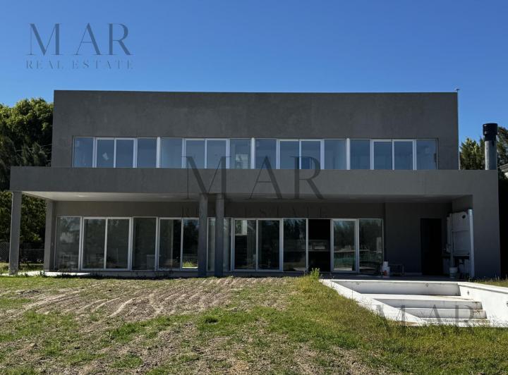 Casa · 300m² · 5 Ambientes