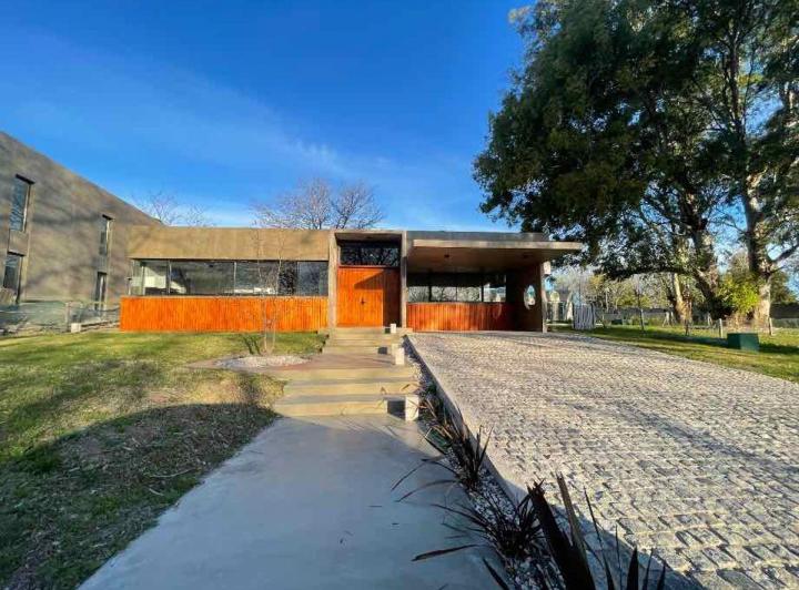 Casa · 222m² · 4 Ambientes · 2 Cocheras