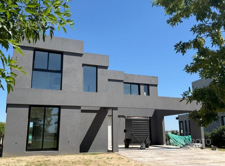 Casa · 200m² · 5 Ambientes · 3 Cocheras