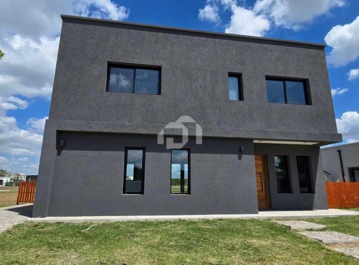 Casa · 147m² · 5 Ambientes · 2 Cocheras