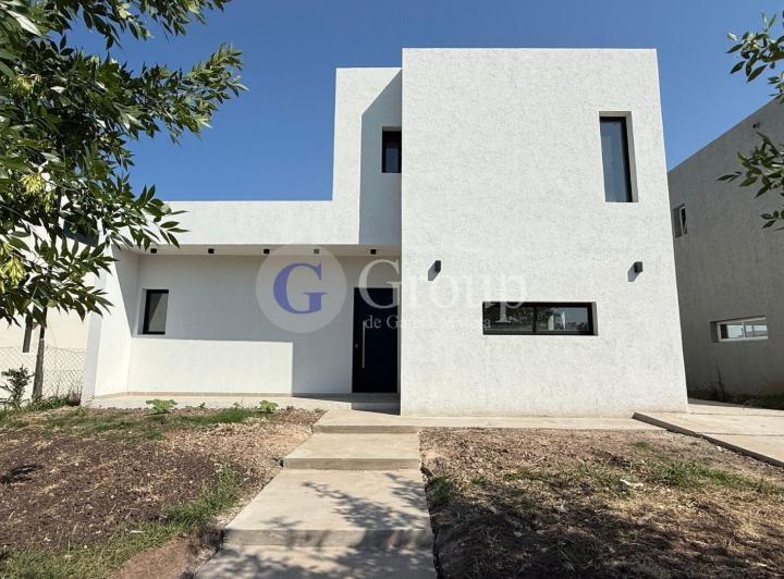 Casa · 177m² · 5 Ambientes · 1 Cochera