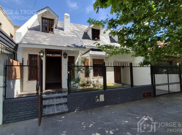 Casa · 220m² · 6 Ambientes · 2 Cocheras