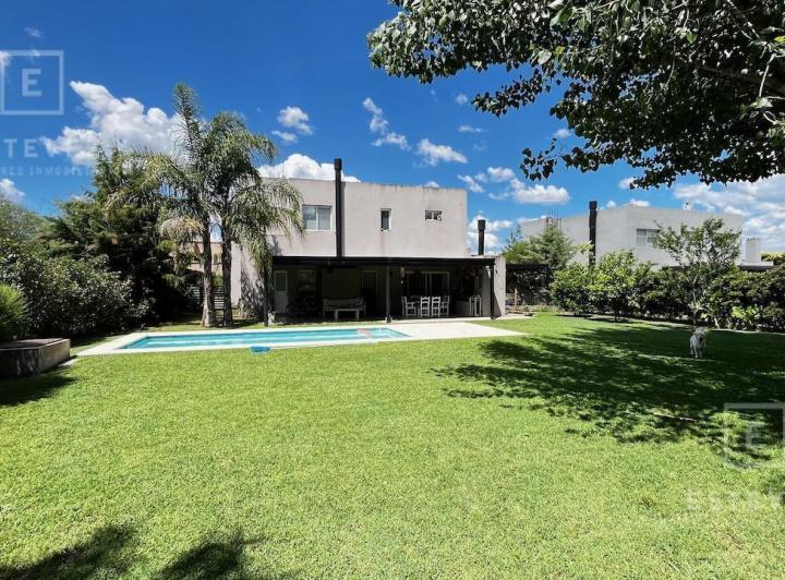 Casa · 190m² · 6 Ambientes · 2 Cocheras