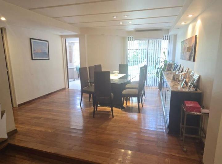 Casa · 210m² · 5 Ambientes · 1 Cochera