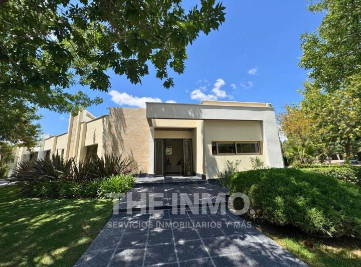 Casa · 300m² · 8 Ambientes · 3 Cocheras