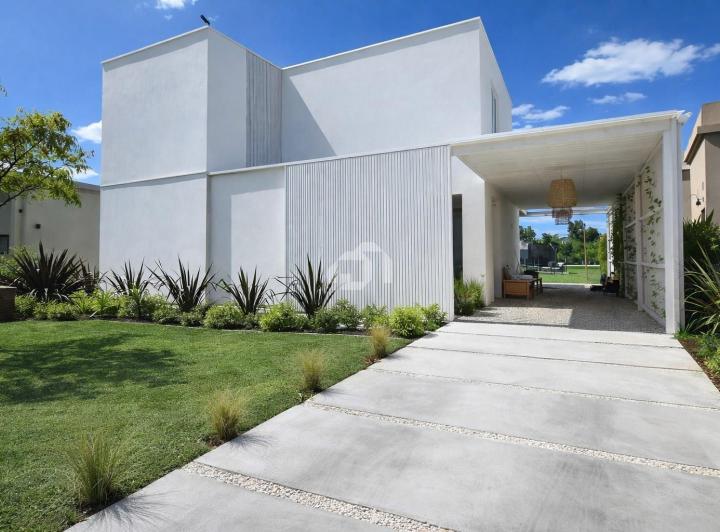 Casa · 154m² · 45 Ambientes · 3 Cocheras