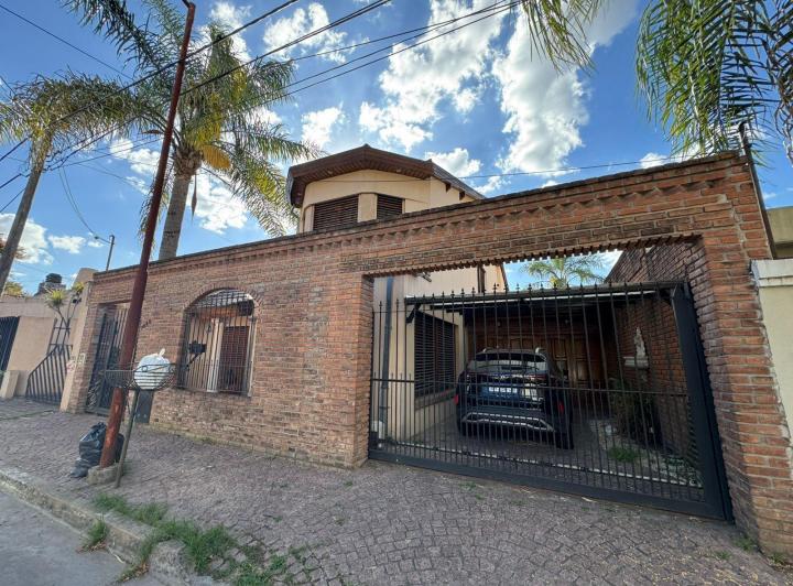 Casa · 205m² · 3 Ambientes · 2 Cocheras