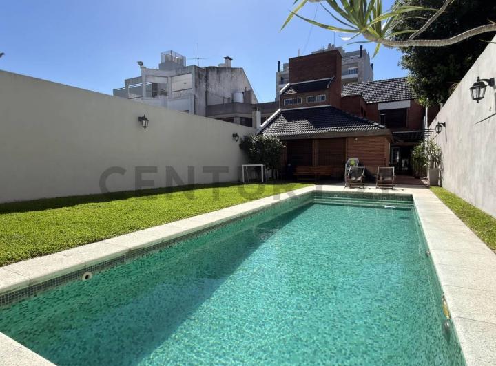 Casa · 246m² · 5 Ambientes · 1 Cochera