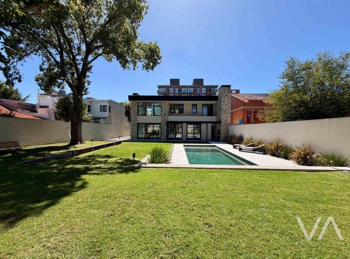 Casa · 360m² · 4 Ambientes · 2 Cocheras