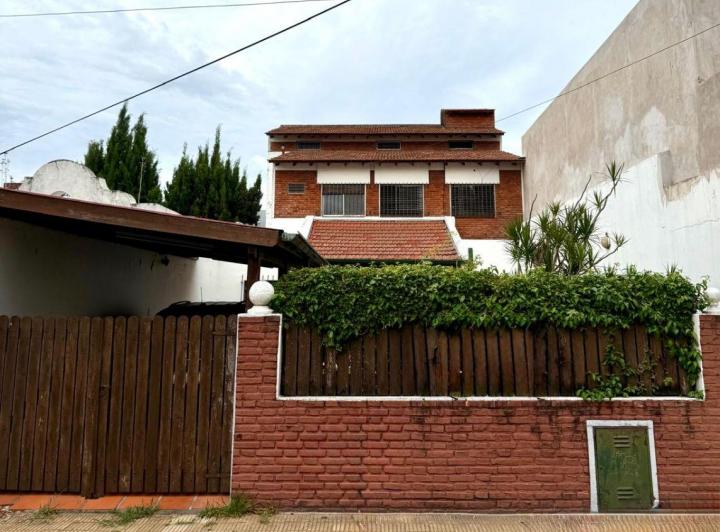 Casa · 180m² · 5 Ambientes · 2 Cocheras