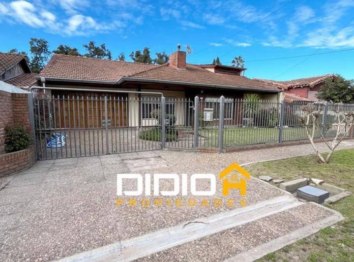 Casa · 180m² · 4 Ambientes · 3 Cocheras