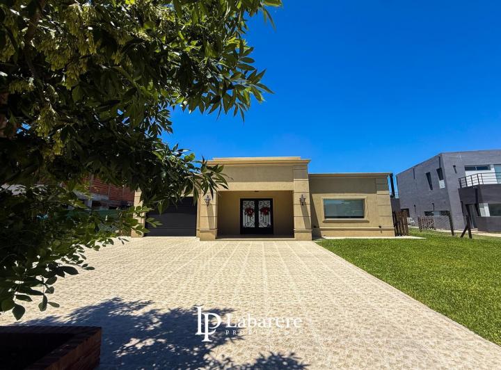 Casa · 282m² · 5 Ambientes · 2 Cocheras