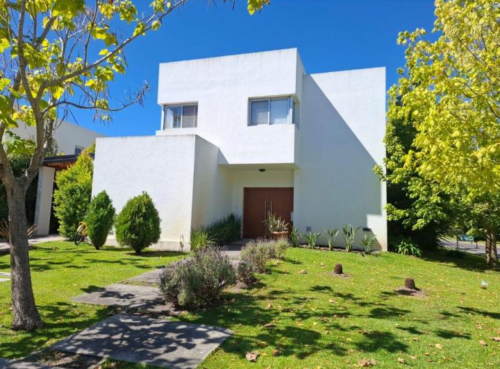 Casa · 222m² · 4 Ambientes · 2 Cocheras