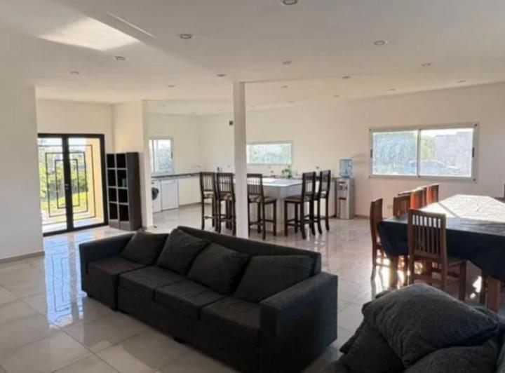 Casa · 180m² · 4 Ambientes · 2 Cocheras