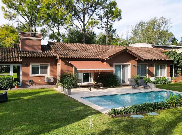 Casa · 188m² · 4 Ambientes · 7 Cocheras