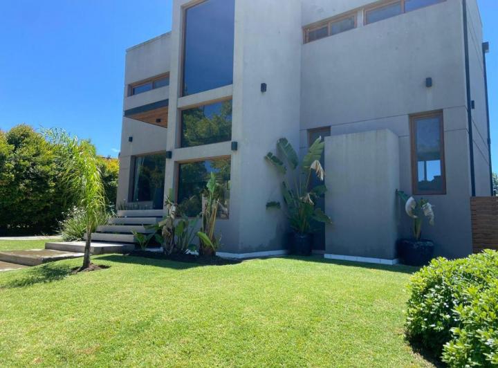 Casa · 300m² · 9 Ambientes