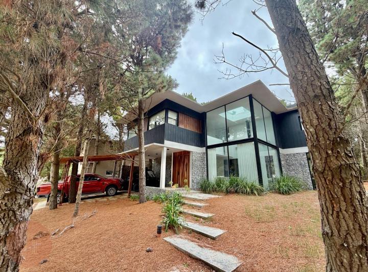 Casa · 244m² · 5 Ambientes · 2 Cocheras
