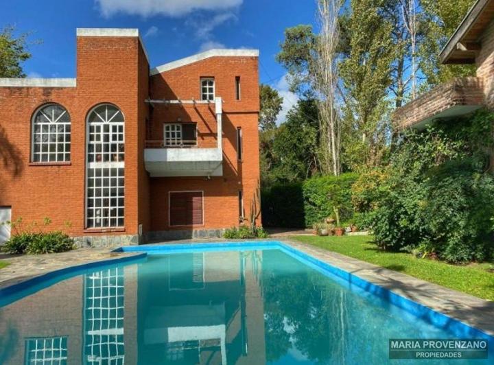 Casa · 393m² · 4 Ambientes · 1 Cochera