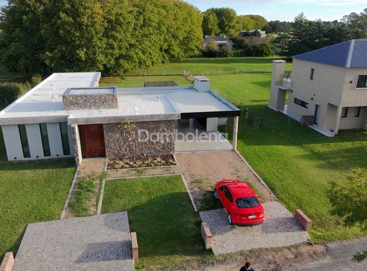 Casa · 250m² · 4 Ambientes · 2 Cocheras