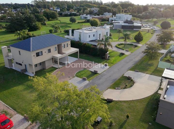 Casa · 208m² · 5 Ambientes · 2 Cocheras