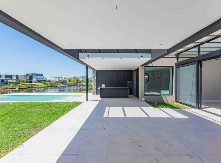 Casa · 265m² · 5 Ambientes · 6 Cocheras